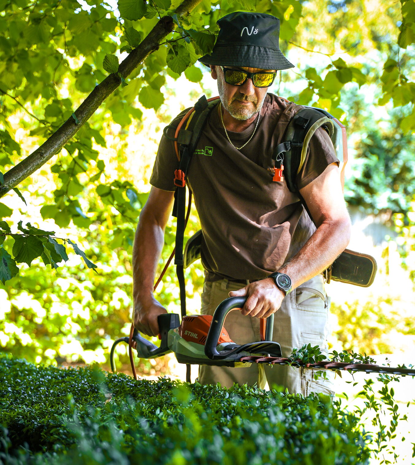  Verlegen von Natursteinplatten für eine neue Terrasse