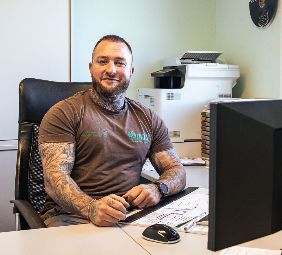  Porträt von Tim, Mitarbeiter im Garten- und Landschaftsbau-Team