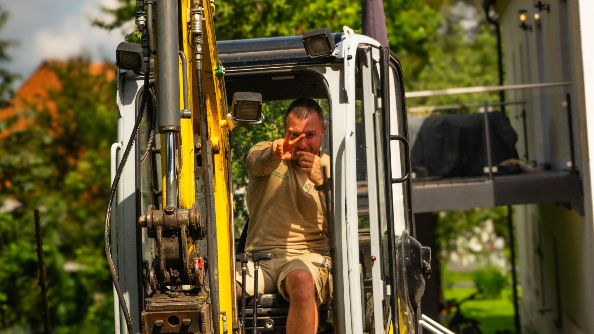  Gartenlandschaft im Aufbau – Aushubarbeiten und neue Wegeführung erkennbar