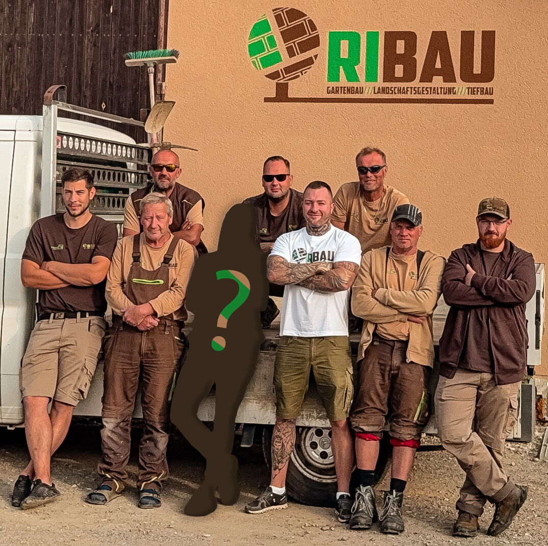  Gartenweg gepflastert mit Natursteinplatten neben Pflanzbeet