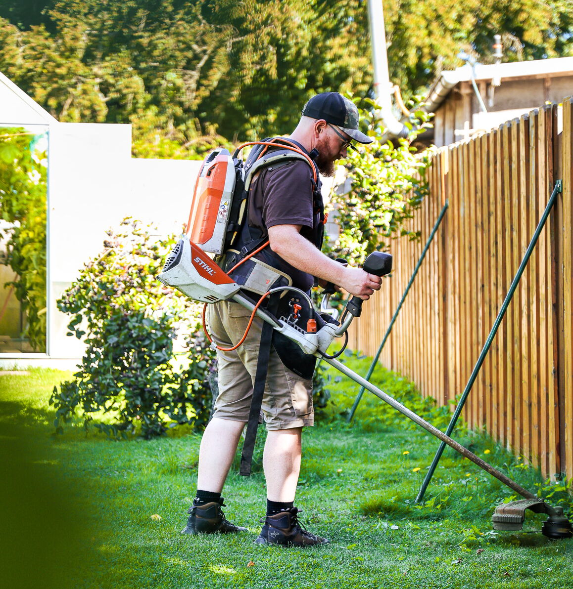  Gartenbau-Arbeiten mit Bagger beim Aushub eines Grundstücks