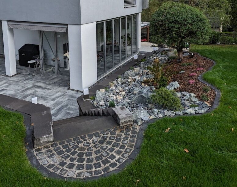  Weitere Nachher-Ansicht eines Gartenteichs mit Bachlauf und begrünter Umgebung