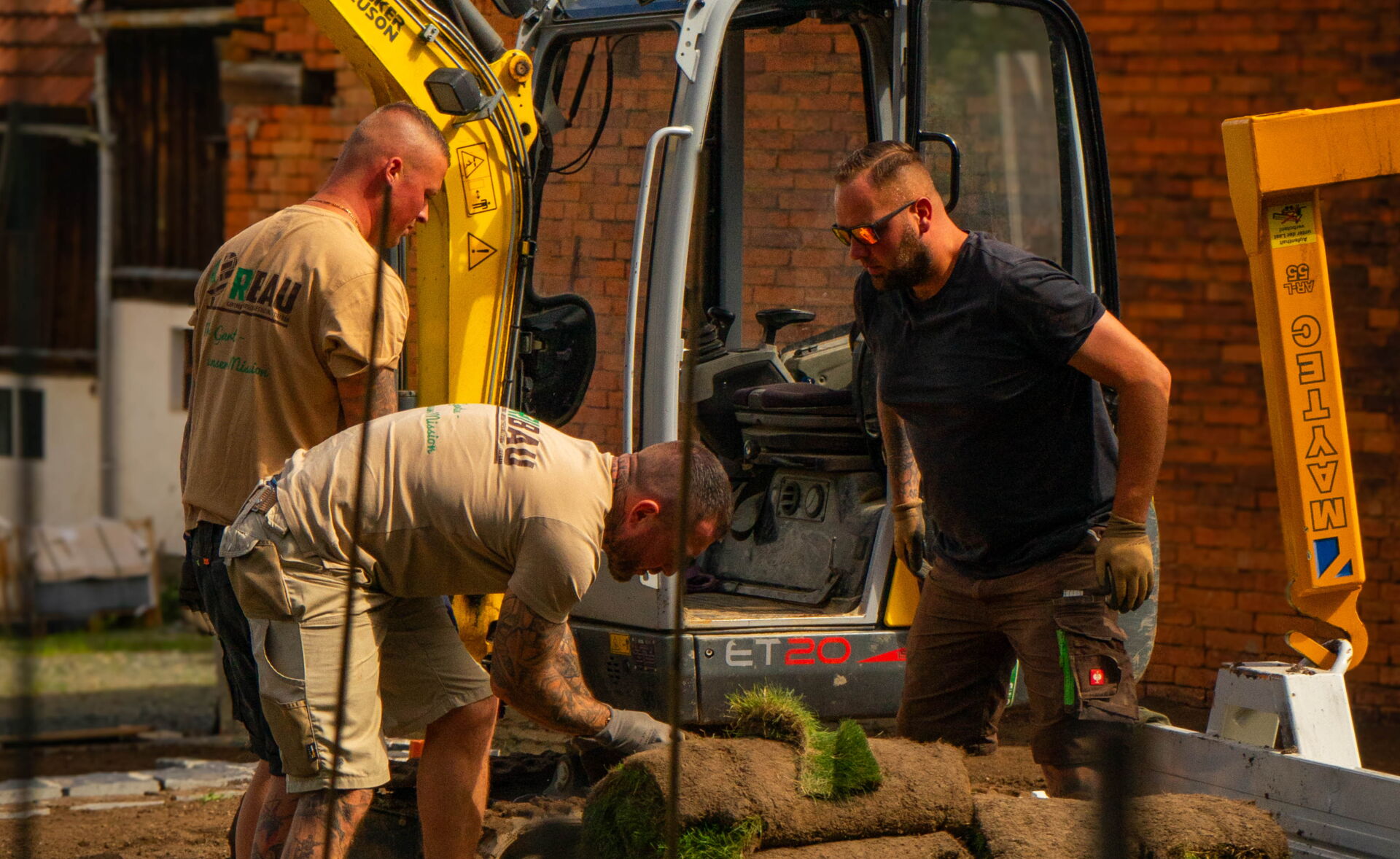  Gartenanlage mit neu angelegtem Pflasterweg und frisch bepflanzten Beeten