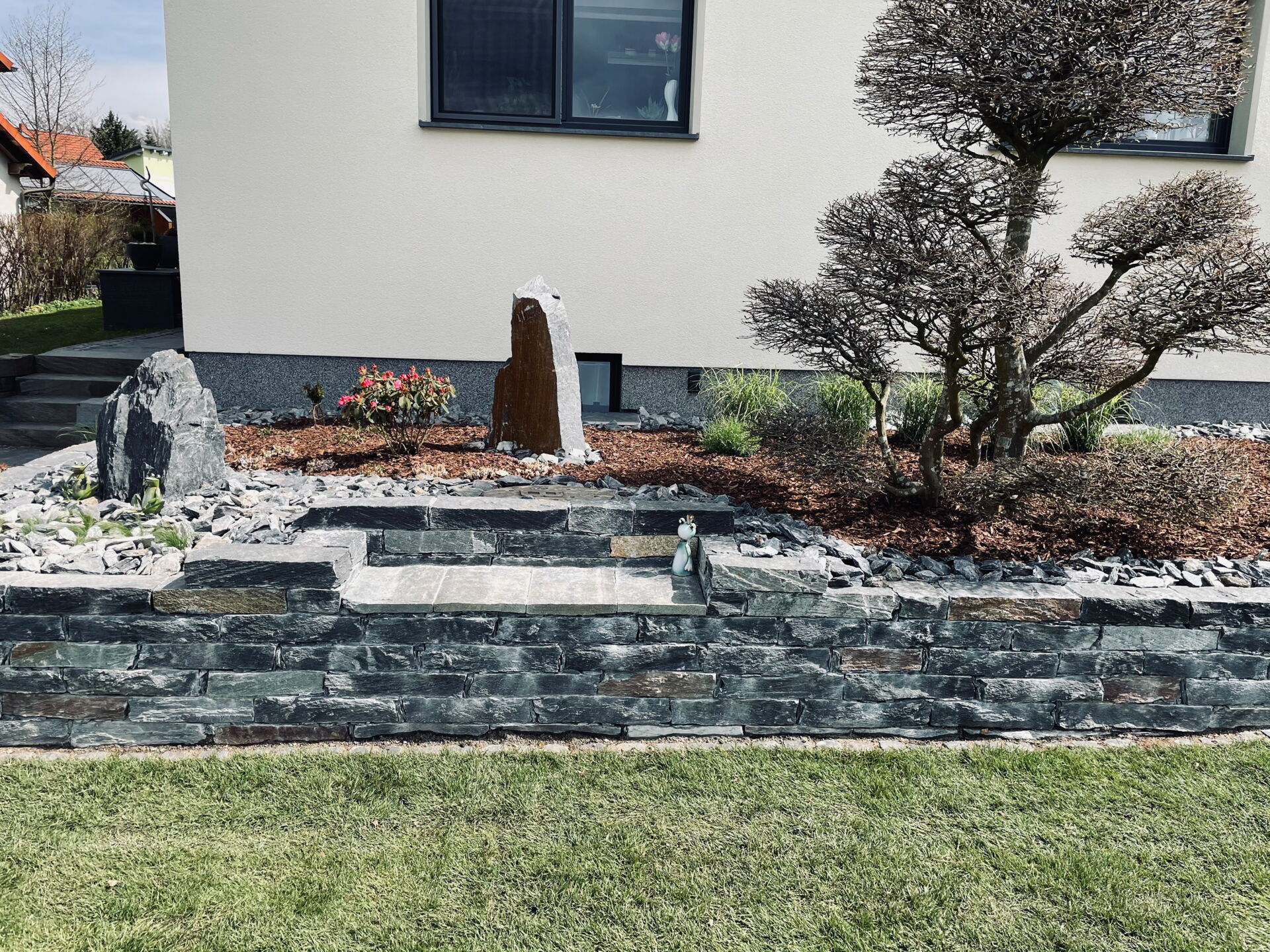  Gartenlandschaft mit gepflegtem Rasen und moderner Terrassenfläche