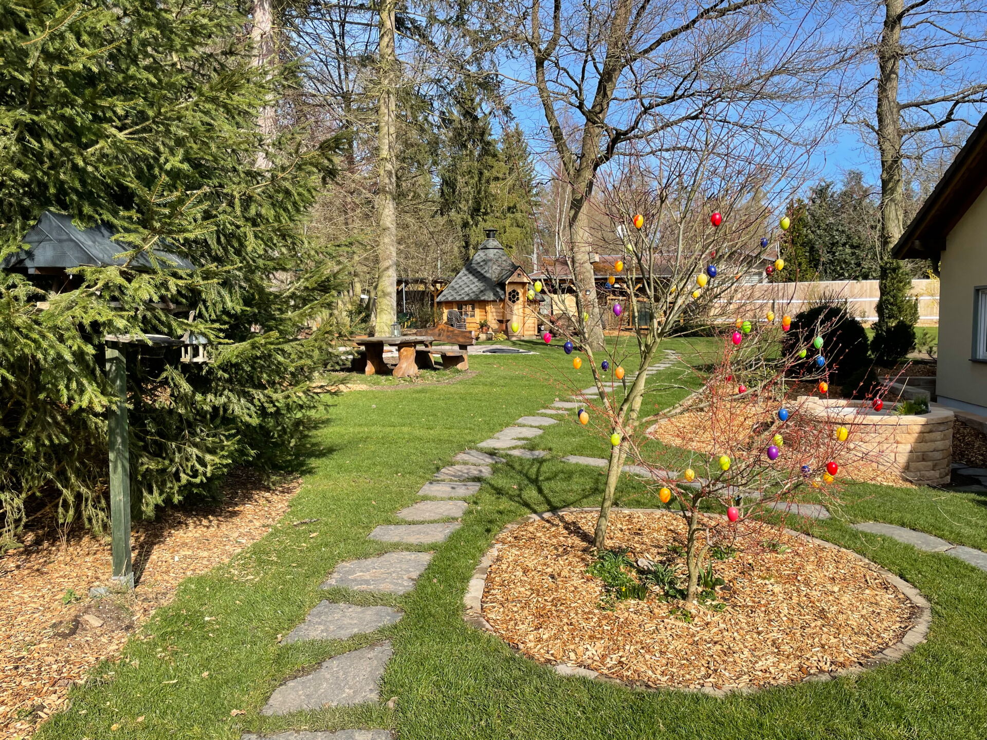  Moderne Terrassenfläche mit Lounge-Möbeln und Begrünung