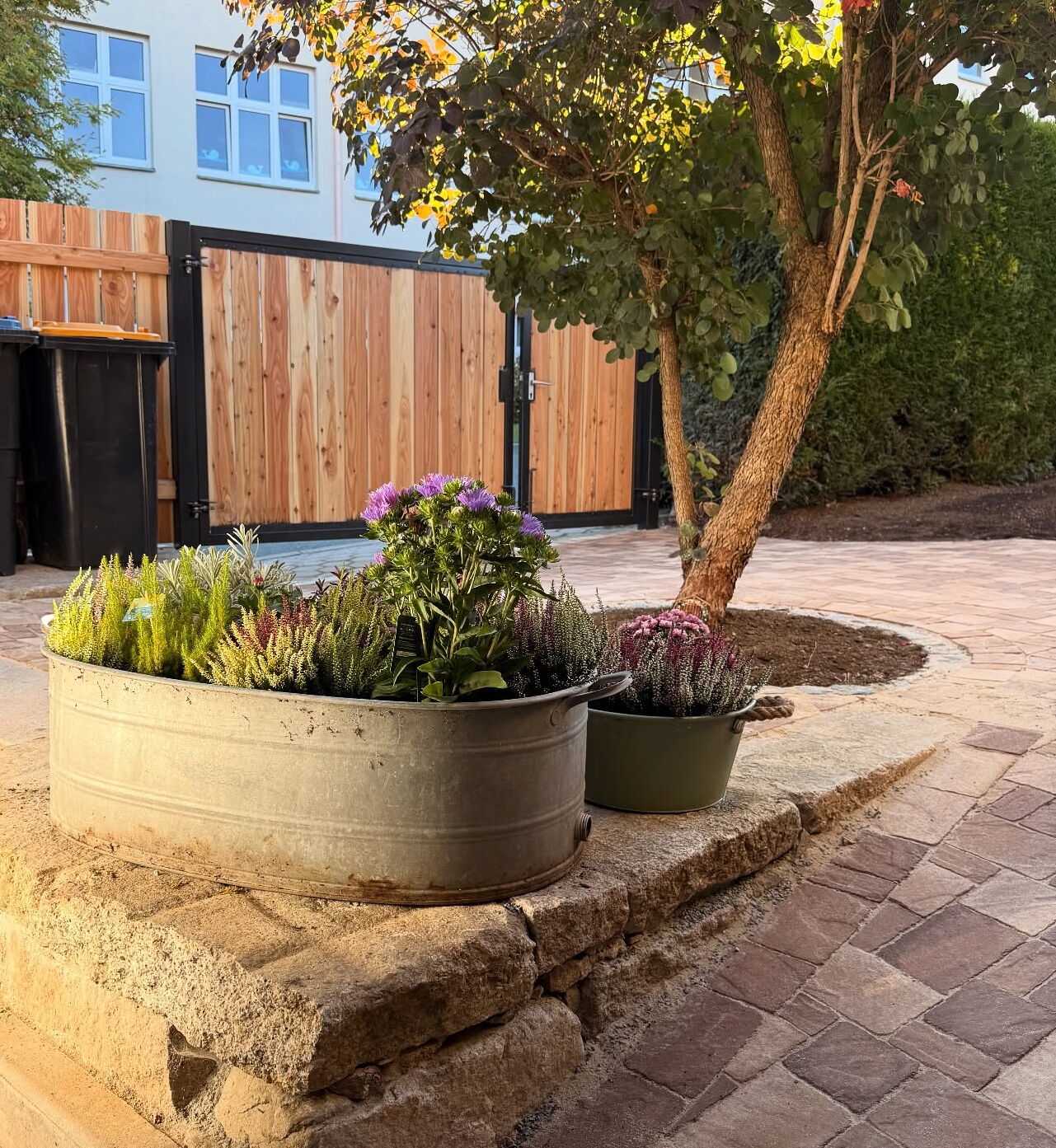  Abendstimmung im Garten mit beleuchtetem Teich und Sitzplatz