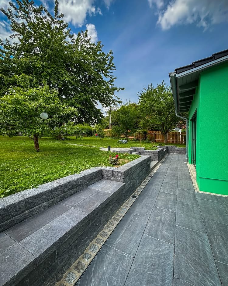  Terrassenüberdachung aus Holz über Sitzbereich im Außengelände