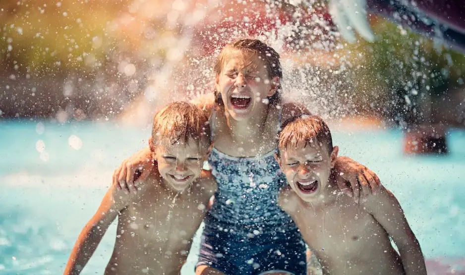 Kinder geniessen die Erfrischung im Pool.